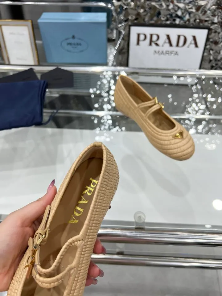 👟👟Ex-factory price 660👟👟 25ss ❤❤PRADA new summer espadrille shoes PRAD summer limited Prada espadrille shoes This time, the ballet shoe silhouette reinterprets the classic from a new seasonal perspective. Prada's summer style reflects the brand's ever-evolving aesthetic 🔥 Softly deconstructed flat silhouettes 🔥 Rooted in a new concept of formal style. 🔥Female elements are reinterpreted with a light attitude, and natural materials enhance the seasonal atmosphere. 🔥Add texture and lazy elegance. The entire pair of shoes has 3888 holes with intricate workmanship. The imported raffia is all hand-woven. The original version is made 1:1. Sizes 35-41 (no rush orders!!!)